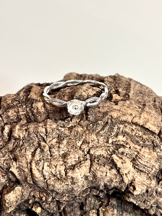 Button Bloom Twisted Band Ring