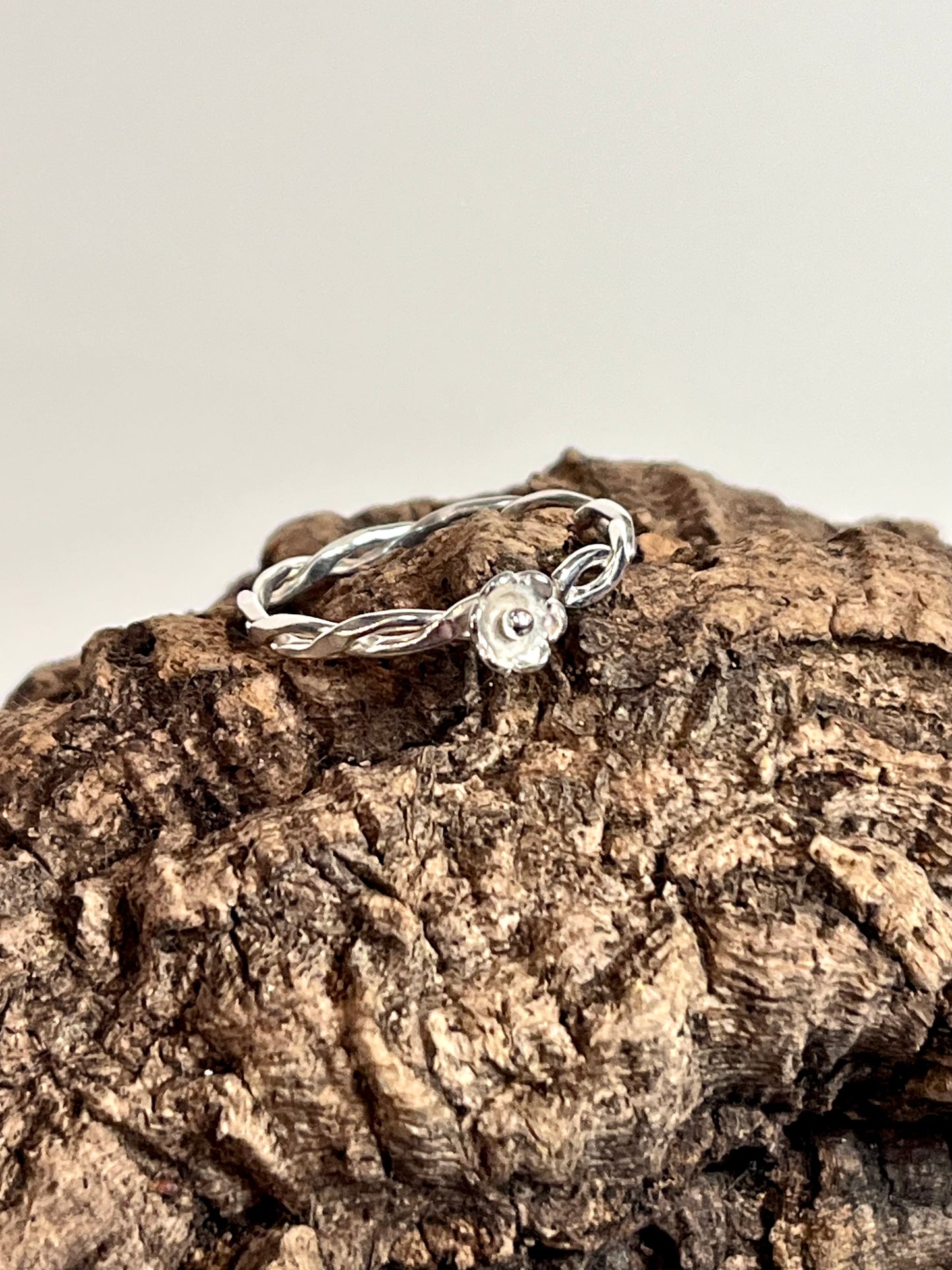 Button Bloom Twisted Band Ring
